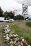 Amsterdam 22 augustus 2025
Op de plek waar de 17 jarige Lisa uit Abcoude vermoord is worden door veel mensen bloemen en knuffelbeesten gelegd .