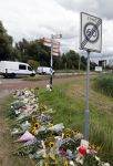 Amsterdam 22 augustus 2025
Op de plek waar de 17 jarige Lisa uit Abcoude vermoord is worden door veel mensen bloemen en knuffelbeesten gelegd .