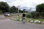 Amsterdam 22 augustus 2025
Op de plek waar de 17 jarige Lisa uit Abcoude vermoord is worden door veel mensen bloemen en knuffelbeesten gelegd .