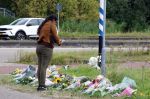 Amsterdam 22 augustus 2025
Op de plek waar de 17 jarige Lisa uit Abcoude vermoord is worden door veel mensen bloemen en knuffelbeesten gelegd .