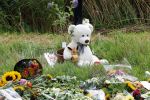 Amsterdam 22 augustus 2025
Op de plek waar de 17 jarige Lisa uit Abcoude vermoord is worden door veel mensen bloemen en knuffelbeesten gelegd .