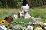 Amsterdam 22 augustus 2025
Op de plek waar de 17 jarige Lisa uit Abcoude vermoord is worden door veel mensen bloemen en knuffelbeesten gelegd .