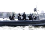 Amsterdam 20 augustus 2025
Koning Willem Alexander Prinses Mabel en (prinses Luana ) Gravin Luana op de groene Draeck tijdens de eerste dag van Sail Amsterdam . Er vaart ongelofelijk veel beveiliging Politie in boten op jet skis en een speciaal beveiligingsteam van de Marechaussee BSB ( Brigade Speciale Beveiligingsopdrachten ) mee met de groene Draeck