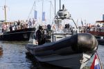 Amsterdam 20 augustus 2025
Koning Willem Alexander Prinses Mabel en (prinses Luana ) Gravin Luana op de groene Draeck tijdens de eerste dag van Sail Amsterdam . Er vaart ongelofelijk veel beveiliging Politie in boten op jet skis en een speciaal beveiligingsteam van de Marechaussee BSB ( Brigade Speciale Beveiligingsopdrachten ) mee met de groene Draeck