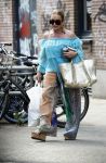 Amsterdam 13 augustus 2025
Connie Witteman doet boodschappen in haar Biro karretje in Amsterdam zuid