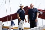 Amsterdam 20 augustus 2025
Koning Willem Alexander Prinses Mabel en (prinses Luana ) Gravin Luana op de groene Draeck tijdens de eerste dag van Sail Amsterdam . Er vaart ongelofelijk veel beveiliging Politie in boten op jet skis en een speciaal beveiligingsteam van de Marechaussee BSB ( Brigade Speciale Beveiligingsopdrachten ) mee met de groene Draeck