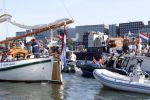 Amsterdam 20 augustus 2025
Koning Willem Alexander Prinses Mabel en (prinses Luana ) Gravin Luana op de groene Draeck tijdens de eerste dag van Sail Amsterdam . Er vaart ongelofelijk veel beveiliging Politie in boten op jet skis en een speciaal beveiligingsteam van de Marechaussee BSB ( Brigade Speciale Beveiligingsopdrachten ) mee met de groene Draeck