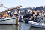 Amsterdam 20 augustus 2025
Koning Willem Alexander Prinses Mabel en (prinses Luana ) Gravin Luana op de groene Draeck tijdens de eerste dag van Sail Amsterdam . Er vaart ongelofelijk veel beveiliging Politie in boten op jet skis en een speciaal beveiligingsteam van de Marechaussee BSB ( Brigade Speciale Beveiligingsopdrachten ) mee met de groene Draeck
