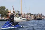 Amsterdam 20 augustus 2025
Koning Willem Alexander Prinses Mabel en (prinses Luana ) Gravin Luana op de groene Draeck tijdens de eerste dag van Sail Amsterdam . Er vaart ongelofelijk veel beveiliging Politie in boten op jet skis en een speciaal beveiligingsteam van de Marechaussee BSB ( Brigade Speciale Beveiligingsopdrachten ) mee met de groene Draeck