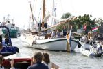 Amsterdam 20 augustus 2025
Koning Willem Alexander Prinses Mabel en (prinses Luana ) Gravin Luana op de groene Draeck tijdens de eerste dag van Sail Amsterdam . Er vaart ongelofelijk veel beveiliging Politie in boten op jet skis en een speciaal beveiligingsteam van de Marechaussee BSB ( Brigade Speciale Beveiligingsopdrachten ) mee met de groene Draeck