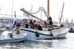 Amsterdam 20 augustus 2025
Koning Willem Alexander Prinses Mabel en (prinses Luana ) Gravin Luana op de groene Draeck tijdens de eerste dag van Sail Amsterdam . Er vaart ongelofelijk veel beveiliging Politie in boten op jet skis en een speciaal beveiligingsteam van de Marechaussee BSB ( Brigade Speciale Beveiligingsopdrachten ) mee met de groene Draeck