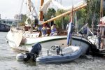 Amsterdam 20 augustus 2025
Koning Willem Alexander Prinses Mabel en (prinses Luana ) Gravin Luana op de groene Draeck tijdens de eerste dag van Sail Amsterdam . Er vaart ongelofelijk veel beveiliging Politie in boten op jet skis en een speciaal beveiligingsteam van de Marechaussee BSB ( Brigade Speciale Beveiligingsopdrachten ) mee met de groene Draeck