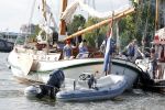 Amsterdam 20 augustus 2025
Koning Willem Alexander Prinses Mabel en (prinses Luana ) Gravin Luana op de groene Draeck tijdens de eerste dag van Sail Amsterdam . Er vaart ongelofelijk veel beveiliging Politie in boten op jet skis en een speciaal beveiligingsteam van de Marechaussee BSB ( Brigade Speciale Beveiligingsopdrachten ) mee met de groene Draeck