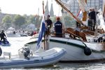 Amsterdam 20 augustus 2025
Koning Willem Alexander Prinses Mabel en (prinses Luana ) Gravin Luana op de groene Draeck tijdens de eerste dag van Sail Amsterdam . Er vaart ongelofelijk veel beveiliging Politie in boten op jet skis en een speciaal beveiligingsteam van de Marechaussee BSB ( Brigade Speciale Beveiligingsopdrachten ) mee met de groene Draeck