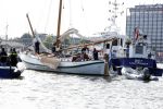 Amsterdam 20 augustus 2025
Koning Willem Alexander Prinses Mabel en (prinses Luana ) Gravin Luana op de groene Draeck tijdens de eerste dag van Sail Amsterdam . Er vaart ongelofelijk veel beveiliging Politie in boten op jet skis en een speciaal beveiligingsteam van de Marechaussee BSB ( Brigade Speciale Beveiligingsopdrachten ) mee met de groene Draeck