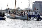 Amsterdam 20 augustus 2025
Koning Willem Alexander Prinses Mabel en (prinses Luana ) Gravin Luana op de groene Draeck tijdens de eerste dag van Sail Amsterdam . Er vaart ongelofelijk veel beveiliging Politie in boten op jet skis en een speciaal beveiligingsteam van de Marechaussee BSB ( Brigade Speciale Beveiligingsopdrachten ) mee met de groene Draeck