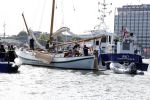 Amsterdam 20 augustus 2025
Koning Willem Alexander Prinses Mabel en (prinses Luana ) Gravin Luana op de groene Draeck tijdens de eerste dag van Sail Amsterdam . Er vaart ongelofelijk veel beveiliging Politie in boten op jet skis en een speciaal beveiligingsteam van de Marechaussee BSB ( Brigade Speciale Beveiligingsopdrachten ) mee met de groene Draeck