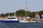 Amsterdam 20 augustus 2025
Koning Willem Alexander Prinses Mabel en (prinses Luana ) Gravin Luana op de groene Draeck tijdens de eerste dag van Sail Amsterdam . Er vaart ongelofelijk veel beveiliging Politie in boten op jet skis en een speciaal beveiligingsteam van de Marechaussee BSB ( Brigade Speciale Beveiligingsopdrachten ) mee met de groene Draeck