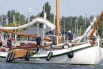 Amsterdam 20 augustus 2025
Koning Willem Alexander Prinses Mabel en (prinses Luana ) Gravin Luana op de groene Draeck tijdens de eerste dag van Sail Amsterdam . Er vaart ongelofelijk veel beveiliging Politie in boten op jet skis en een speciaal beveiligingsteam van de Marechaussee BSB ( Brigade Speciale Beveiligingsopdrachten ) mee met de groene Draeck