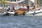 Amsterdam 20 augustus 2025
Koning Willem Alexander Prinses Mabel en (prinses Luana ) Gravin Luana op de groene Draeck tijdens de eerste dag van Sail Amsterdam . Er vaart ongelofelijk veel beveiliging Politie in boten op jet skis en een speciaal beveiligingsteam van de Marechaussee BSB ( Brigade Speciale Beveiligingsopdrachten ) mee met de groene Draeck