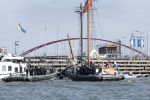 Amsterdam 20 augustus 2025
Koning Willem Alexander Prinses Mabel en (prinses Luana ) Gravin Luana op de groene Draeck tijdens de eerste dag van Sail Amsterdam . Er vaart ongelofelijk veel beveiliging Politie in boten op jet skis en een speciaal beveiligingsteam van de Marechaussee BSB ( Brigade Speciale Beveiligingsopdrachten ) mee met de groene Draeck
