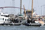 Amsterdam 20 augustus 2025
Koning Willem Alexander Prinses Mabel en (prinses Luana ) Gravin Luana op de groene Draeck tijdens de eerste dag van Sail Amsterdam . Er vaart ongelofelijk veel beveiliging Politie in boten op jet skis en een speciaal beveiligingsteam van de Marechaussee BSB ( Brigade Speciale Beveiligingsopdrachten ) mee met de groene Draeck