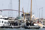 Amsterdam 20 augustus 2025
Koning Willem Alexander Prinses Mabel en (prinses Luana ) Gravin Luana op de groene Draeck tijdens de eerste dag van Sail Amsterdam . Er vaart ongelofelijk veel beveiliging Politie in boten op jet skis en een speciaal beveiligingsteam van de Marechaussee BSB ( Brigade Speciale Beveiligingsopdrachten ) mee met de groene Draeck