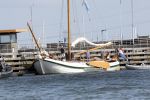 Amsterdam 20 augustus 2025
Koning Willem Alexander Prinses Mabel en (prinses Luana ) Gravin Luana op de groene Draeck tijdens de eerste dag van Sail Amsterdam . Er vaart ongelofelijk veel beveiliging Politie in boten op jet skis en een speciaal beveiligingsteam van de Marechaussee BSB ( Brigade Speciale Beveiligingsopdrachten ) mee met de groene Draeck