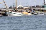 Amsterdam 20 augustus 2025
Koning Willem Alexander Prinses Mabel en (prinses Luana ) Gravin Luana op de groene Draeck tijdens de eerste dag van Sail Amsterdam . Er vaart ongelofelijk veel beveiliging Politie in boten op jet skis en een speciaal beveiligingsteam van de Marechaussee BSB ( Brigade Speciale Beveiligingsopdrachten ) mee met de groene Draeck