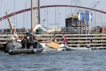 Amsterdam 20 augustus 2025
Koning Willem Alexander Prinses Mabel en (prinses Luana ) Gravin Luana op de groene Draeck tijdens de eerste dag van Sail Amsterdam . Er vaart ongelofelijk veel beveiliging Politie in boten op jet skis en een speciaal beveiligingsteam van de Marechaussee BSB ( Brigade Speciale Beveiligingsopdrachten ) mee met de groene Draeck