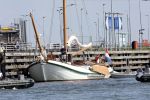 Amsterdam 20 augustus 2025
Koning Willem Alexander Prinses Mabel en (prinses Luana ) Gravin Luana op de groene Draeck tijdens de eerste dag van Sail Amsterdam . Er vaart ongelofelijk veel beveiliging Politie in boten op jet skis en een speciaal beveiligingsteam van de Marechaussee BSB ( Brigade Speciale Beveiligingsopdrachten ) mee met de groene Draeck