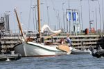 Amsterdam 20 augustus 2025
Koning Willem Alexander Prinses Mabel en (prinses Luana ) Gravin Luana op de groene Draeck tijdens de eerste dag van Sail Amsterdam . Er vaart ongelofelijk veel beveiliging Politie in boten op jet skis en een speciaal beveiligingsteam van de Marechaussee BSB ( Brigade Speciale Beveiligingsopdrachten ) mee met de groene Draeck