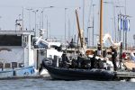 Amsterdam 20 augustus 2025
Koning Willem Alexander Prinses Mabel en (prinses Luana ) Gravin Luana op de groene Draeck tijdens de eerste dag van Sail Amsterdam . Er vaart ongelofelijk veel beveiliging Politie in boten op jet skis en een speciaal beveiligingsteam van de Marechaussee BSB ( Brigade Speciale Beveiligingsopdrachten ) mee met de groene Draeck