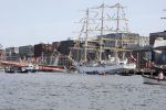 Amsterdam 20 augustus 2025
Koning Willem Alexander Prinses Mabel en (prinses Luana ) Gravin Luana op de groene Draeck tijdens de eerste dag van Sail Amsterdam . Er vaart ongelofelijk veel beveiliging Politie in boten op jet skis en een speciaal beveiligingsteam van de Marechaussee BSB ( Brigade Speciale Beveiligingsopdrachten ) mee met de groene Draeck