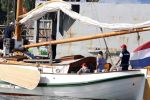 Amsterdam 20 augustus 2025
Koning Willem Alexander Prinses Mabel en (prinses Luana ) Gravin Luana op de groene Draeck tijdens de eerste dag van Sail Amsterdam . Er vaart ongelofelijk veel beveiliging Politie in boten op jet skis en een speciaal beveiligingsteam van de Marechaussee BSB ( Brigade Speciale Beveiligingsopdrachten ) mee met de groene Draeck