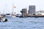 Amsterdam 20 augustus 2025
Koning Willem Alexander Prinses Mabel en (prinses Luana ) Gravin Luana op de groene Draeck tijdens de eerste dag van Sail Amsterdam . Er vaart ongelofelijk veel beveiliging Politie in boten op jet skis en een speciaal beveiligingsteam van de Marechaussee BSB ( Brigade Speciale Beveiligingsopdrachten ) mee met de groene Draeck