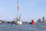 Amsterdam 20 augustus 2025
Koning Willem Alexander Prinses Mabel en (prinses Luana ) Gravin Luana op de groene Draeck tijdens de eerste dag van Sail Amsterdam . Er vaart ongelofelijk veel beveiliging Politie in boten op jet skis en een speciaal beveiligingsteam van de Marechaussee BSB ( Brigade Speciale Beveiligingsopdrachten ) mee met de groene Draeck