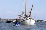 Amsterdam 20 augustus 2025
Koning Willem Alexander Prinses Mabel en (prinses Luana ) Gravin Luana op de groene Draeck tijdens de eerste dag van Sail Amsterdam . Er vaart ongelofelijk veel beveiliging Politie in boten op jet skis en een speciaal beveiligingsteam van de Marechaussee BSB ( Brigade Speciale Beveiligingsopdrachten ) mee met de groene Draeck