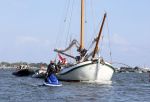 Amsterdam 20 augustus 2025
Koning Willem Alexander Prinses Mabel en (prinses Luana ) Gravin Luana op de groene Draeck tijdens de eerste dag van Sail Amsterdam . Er vaart ongelofelijk veel beveiliging Politie in boten op jet skis en een speciaal beveiligingsteam van de Marechaussee BSB ( Brigade Speciale Beveiligingsopdrachten ) mee met de groene Draeck