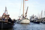 Amsterdam 20 augustus 2025
Koning Willem Alexander Prinses Mabel en (prinses Luana ) Gravin Luana op de groene Draeck tijdens de eerste dag van Sail Amsterdam . Er vaart ongelofelijk veel beveiliging Politie in boten op jet skis en een speciaal beveiligingsteam van de Marechaussee BSB ( Brigade Speciale Beveiligingsopdrachten ) mee met de groene Draeck
