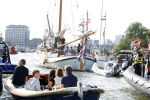 Amsterdam 20 augustus 2025
Koning Willem Alexander Prinses Mabel en (prinses Luana ) Gravin Luana op de groene Draeck tijdens de eerste dag van Sail Amsterdam . Er vaart ongelofelijk veel beveiliging Politie in boten op jet skis en een speciaal beveiligingsteam van de Marechaussee BSB ( Brigade Speciale Beveiligingsopdrachten ) mee met de groene Draeck