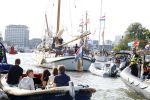 Amsterdam 20 augustus 2025
Koning Willem Alexander Prinses Mabel en (prinses Luana ) Gravin Luana op de groene Draeck tijdens de eerste dag van Sail Amsterdam . Er vaart ongelofelijk veel beveiliging Politie in boten op jet skis en een speciaal beveiligingsteam van de Marechaussee BSB ( Brigade Speciale Beveiligingsopdrachten ) mee met de groene Draeck