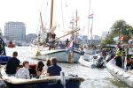 Amsterdam 20 augustus 2025
Koning Willem Alexander Prinses Mabel en (prinses Luana ) Gravin Luana op de groene Draeck tijdens de eerste dag van Sail Amsterdam . Er vaart ongelofelijk veel beveiliging Politie in boten op jet skis en een speciaal beveiligingsteam van de Marechaussee BSB ( Brigade Speciale Beveiligingsopdrachten ) mee met de groene Draeck
