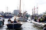 Amsterdam 20 augustus 2025
Koning Willem Alexander Prinses Mabel en (prinses Luana ) Gravin Luana op de groene Draeck tijdens de eerste dag van Sail Amsterdam . Er vaart ongelofelijk veel beveiliging Politie in boten op jet skis en een speciaal beveiligingsteam van de Marechaussee BSB ( Brigade Speciale Beveiligingsopdrachten ) mee met de groene Draeck