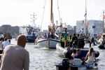Amsterdam 20 augustus 2025
Koning Willem Alexander Prinses Mabel en (prinses Luana ) Gravin Luana op de groene Draeck tijdens de eerste dag van Sail Amsterdam . Er vaart ongelofelijk veel beveiliging Politie in boten op jet skis en een speciaal beveiligingsteam van de Marechaussee BSB ( Brigade Speciale Beveiligingsopdrachten ) mee met de groene Draeck