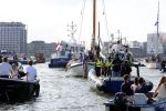 Amsterdam 20 augustus 2025
Koning Willem Alexander Prinses Mabel en (prinses Luana ) Gravin Luana op de groene Draeck tijdens de eerste dag van Sail Amsterdam . Er vaart ongelofelijk veel beveiliging Politie in boten op jet skis en een speciaal beveiligingsteam van de Marechaussee BSB ( Brigade Speciale Beveiligingsopdrachten ) mee met de groene Draeck