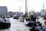 Amsterdam 20 augustus 2025
Koning Willem Alexander Prinses Mabel en (prinses Luana ) Gravin Luana op de groene Draeck tijdens de eerste dag van Sail Amsterdam . Er vaart ongelofelijk veel beveiliging Politie in boten op jet skis en een speciaal beveiligingsteam van de Marechaussee BSB ( Brigade Speciale Beveiligingsopdrachten ) mee met de groene Draeck