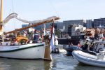 Amsterdam 20 augustus 2025
Koning Willem Alexander Prinses Mabel en (prinses Luana ) Gravin Luana op de groene Draeck tijdens de eerste dag van Sail Amsterdam . Er vaart ongelofelijk veel beveiliging Politie in boten op jet skis en een speciaal beveiligingsteam van de Marechaussee BSB ( Brigade Speciale Beveiligingsopdrachten ) mee met de groene Draeck