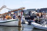 Amsterdam 20 augustus 2025
Koning Willem Alexander Prinses Mabel en (prinses Luana ) Gravin Luana op de groene Draeck tijdens de eerste dag van Sail Amsterdam . Er vaart ongelofelijk veel beveiliging Politie in boten op jet skis en een speciaal beveiligingsteam van de Marechaussee BSB ( Brigade Speciale Beveiligingsopdrachten ) mee met de groene Draeck