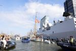 Amsterdam 20 augustus 2025
Koning Willem Alexander Prinses Mabel en (prinses Luana ) Gravin Luana op de groene Draeck tijdens de eerste dag van Sail Amsterdam . Er vaart ongelofelijk veel beveiliging Politie in boten op jet skis en een speciaal beveiligingsteam van de Marechaussee BSB ( Brigade Speciale Beveiligingsopdrachten ) mee met de groene Draeck